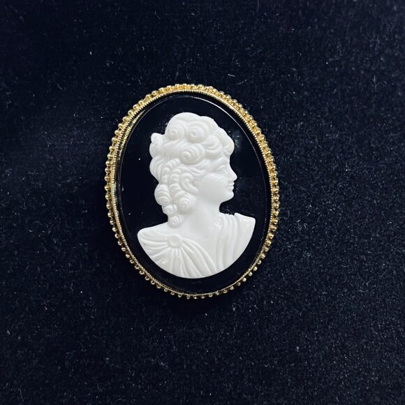 Gold Tone, Black & White Celluloid Cameo Brooch With Clip On Earrings (5724) - Picture 4 of 11